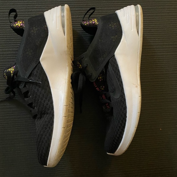 Size 8 Black Nike air - Picture 3 of 5